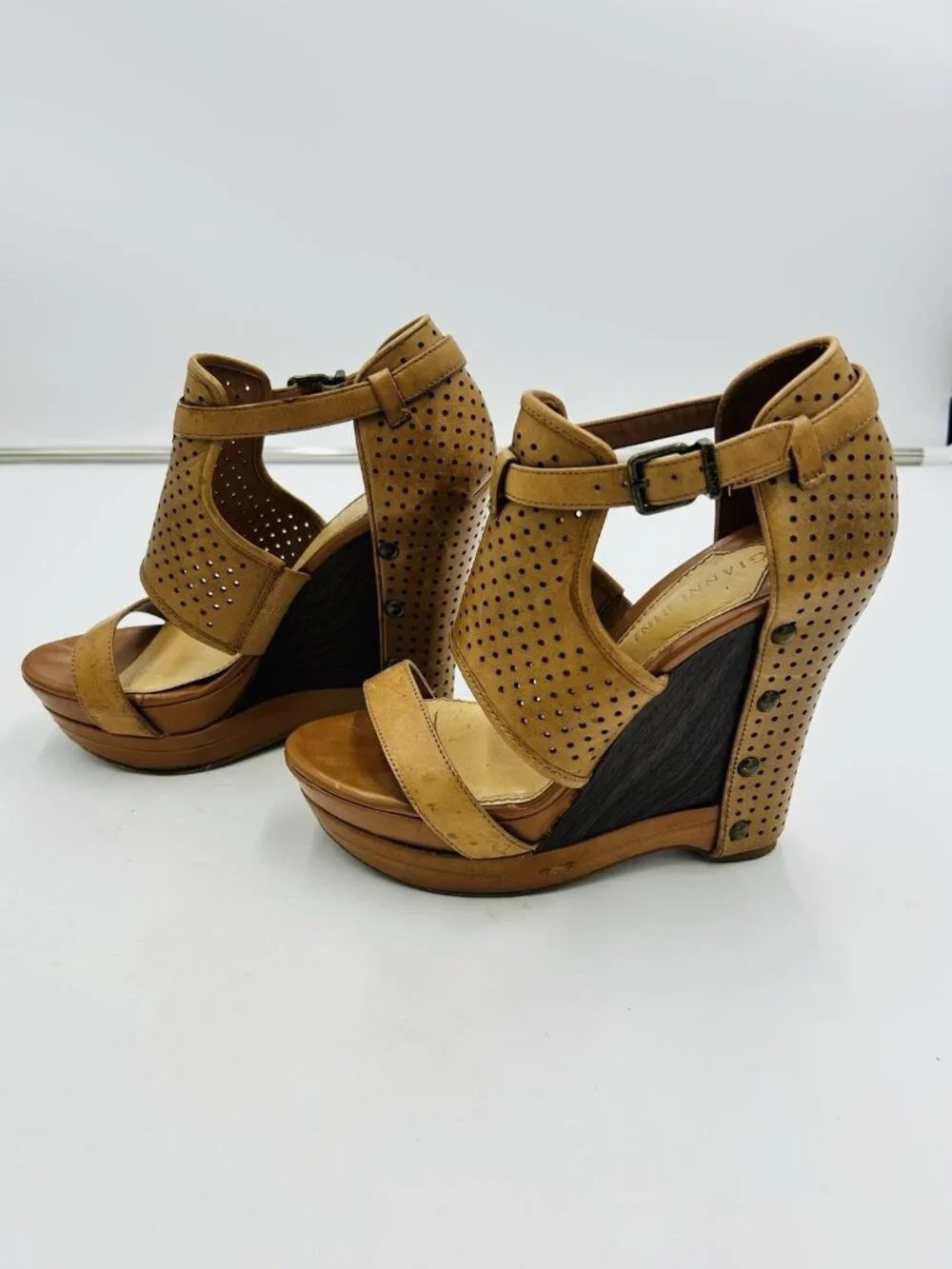 Gianni Bini Camel Leather Wooden Perforated Wedge Platform Sandal Sz 6.5